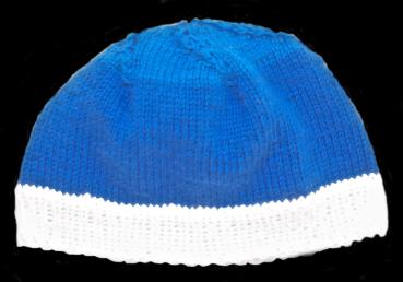 Handgestrickte Babymütze in Blau und Weiß mit einem Kopfumfang 42 - 44 cm